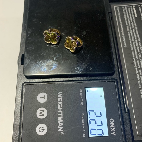 18k Solid 2-tone Gold Clover Earrings - Picture 6 of 6